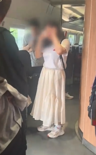 女子高铁上哭闹20分钟要求靠边坐：乘客让座反而认为侮辱